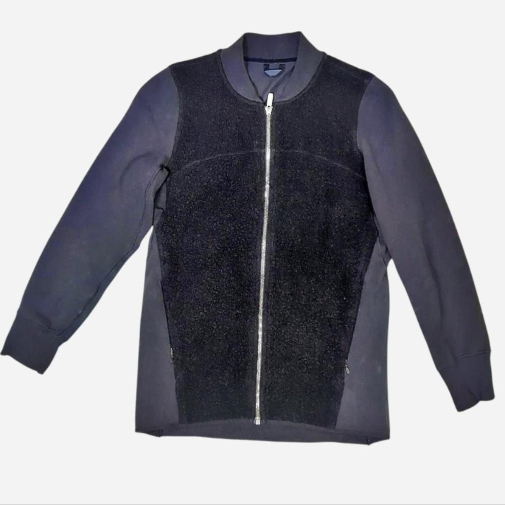 Lululemonโ black zip up jacket size 6